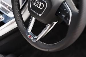 Audi Q7 55 TFSI e Quattro S-Line 2020 года  (UK)